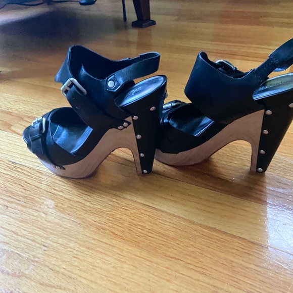 Guess (Sandal) - Picture 2 of 3